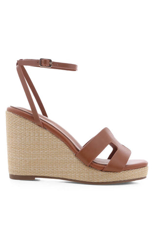 Delphinia Tan