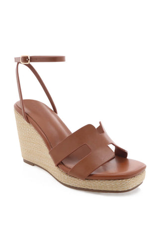Delphinia Tan